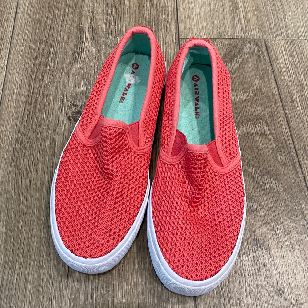 Woman’s Airwalk slip on sneakers, size 8